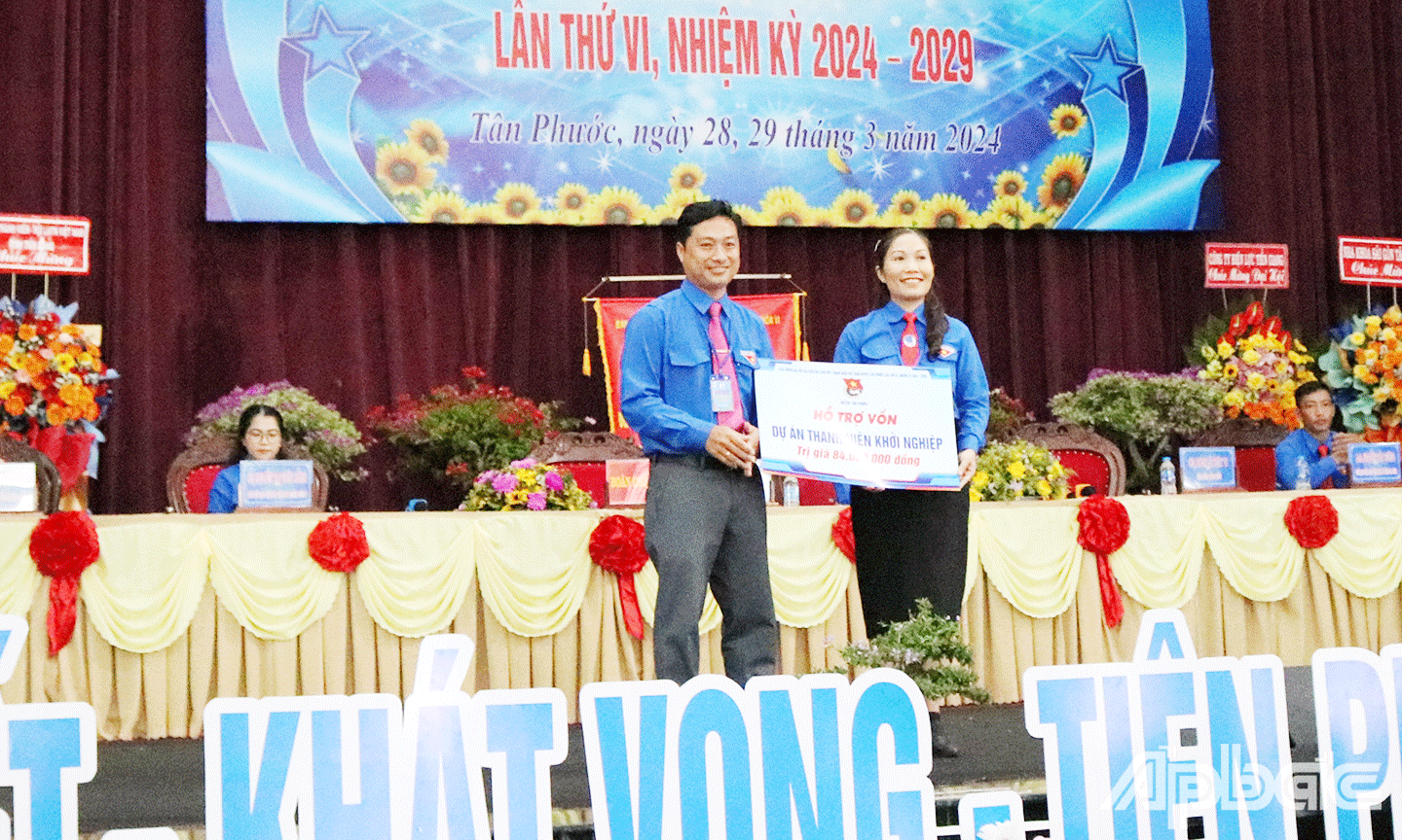 Ban Thường vụ Huyện đoàn Tân Phước trao tặng cho Đại hội công trình thanh niên Nguồn vốn hỗ trợ 4 dự án khởi nghiệp 