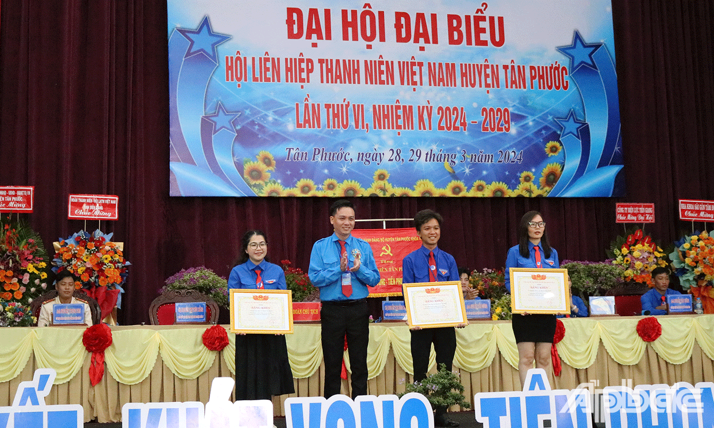 Ủy ban Hội LHTN Việt Nam tỉnh Tiền Giang khen thưởng 3 tập thể, 5 cá nhân có nhiều thành tích trong các mặt hoạt động Hội nhiệm kỳ qua. 