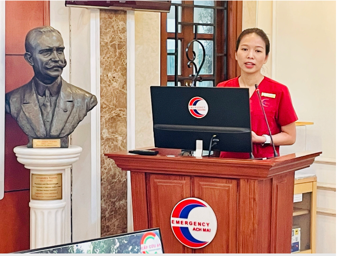 Nữ điều dưỡng Đặng Thị Hạ chia sẻ về việc làm của mình tại buổi nhận khen thưởng nóng của Ban Giám đốc Bệnh viện Bạch Mai.