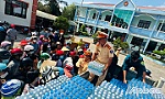 Tiền Giang: Cảnh sát giao thông mang nước suối đến với người dân vùng hạn, mặn