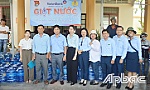 VietinBank Tiền Giang trao tặng bình nước uống và nước sinh hoạt cho người dân huyện Tân Phú Đông