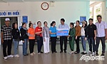 Trao 10.000 chai nước uống cho người dân huyện Tân Phú Đông