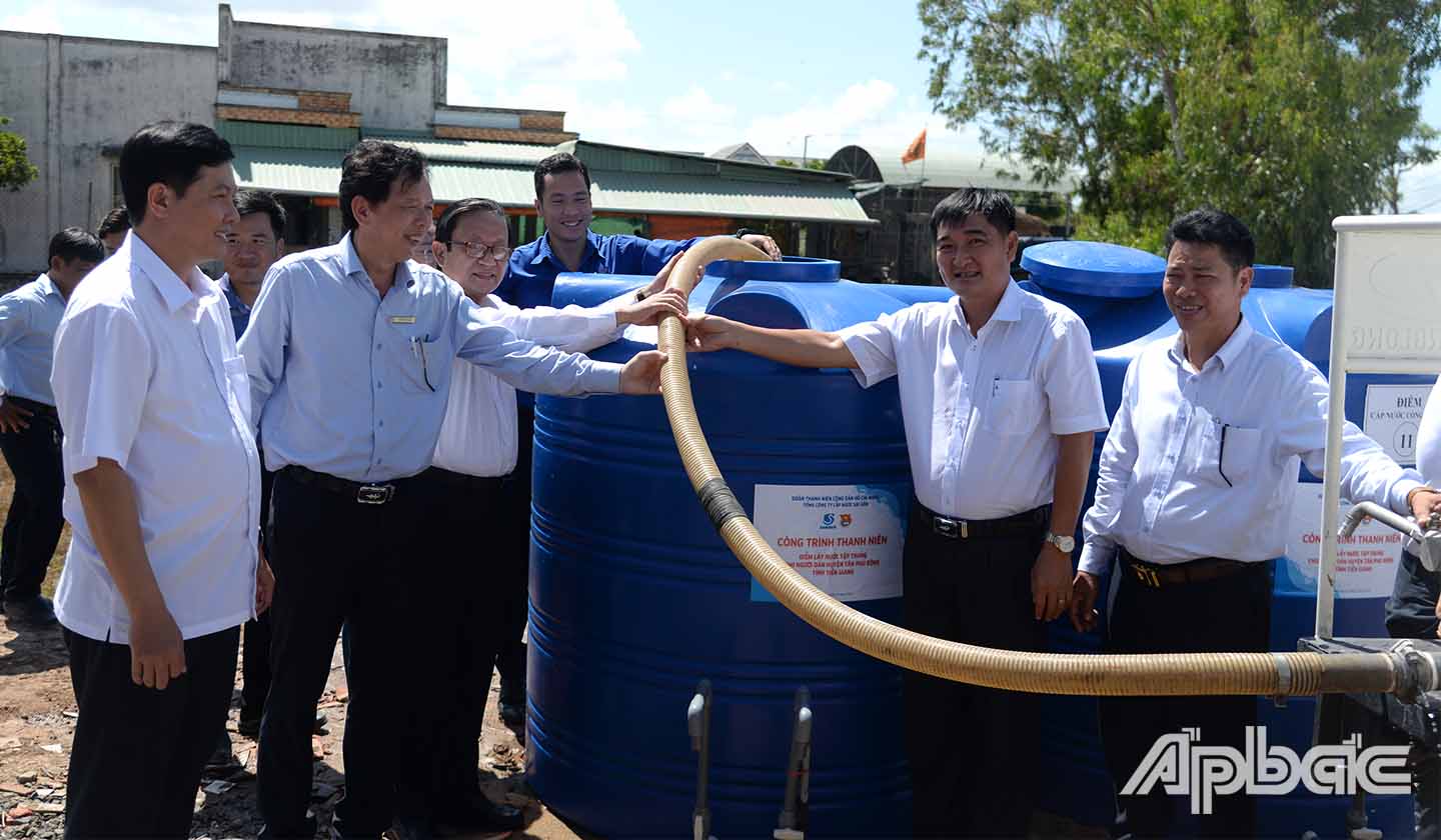 Sawaco hỗ trợ nước sạch cho người dân huyện Tân Phú Đông