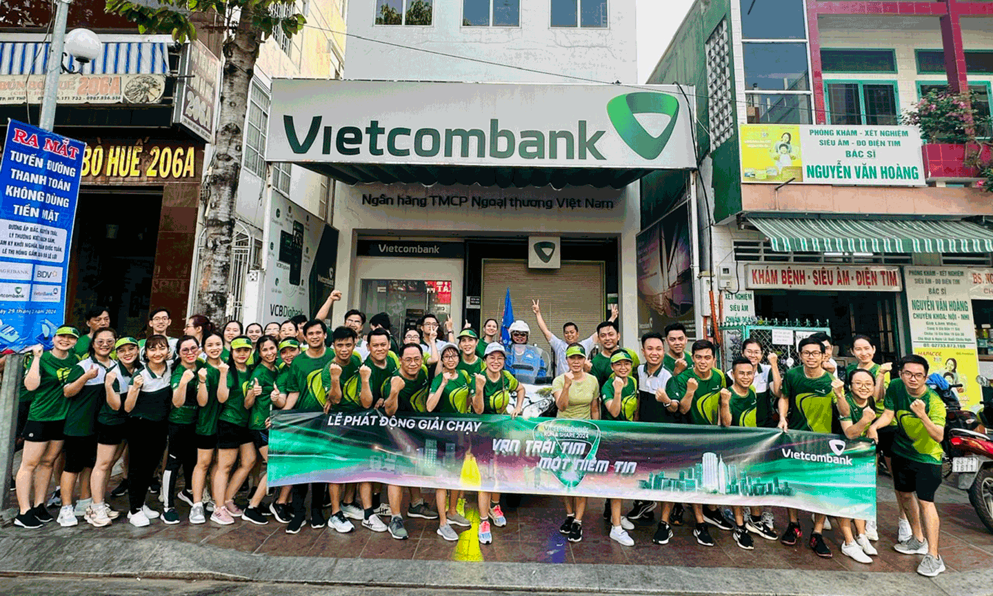 Tập thể vận động viên Vietcombank Tiền Giang chụp ảnh lưu niệm khi chạy qua Phòng Giao dịch của Vietcombank Tiền Giang trên đường Nam Kỳ Khởi Nghĩa.