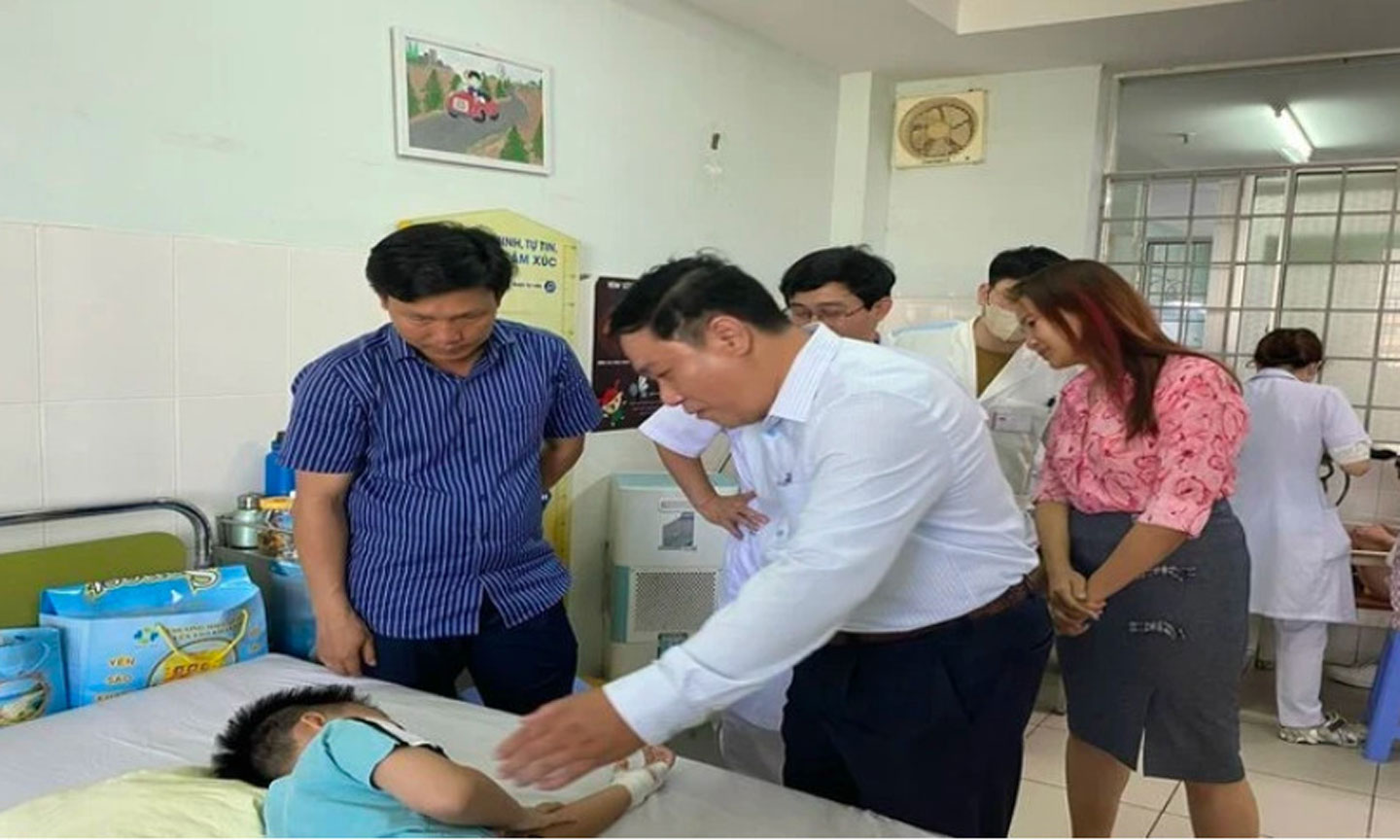 Các cơ quan chức năng thành phố Nha Trang thăm hỏi các bệnh nhân trong vụ ngộ độc tại quán cơm gà Trâm Anh. (Ảnh: THẢO LY)