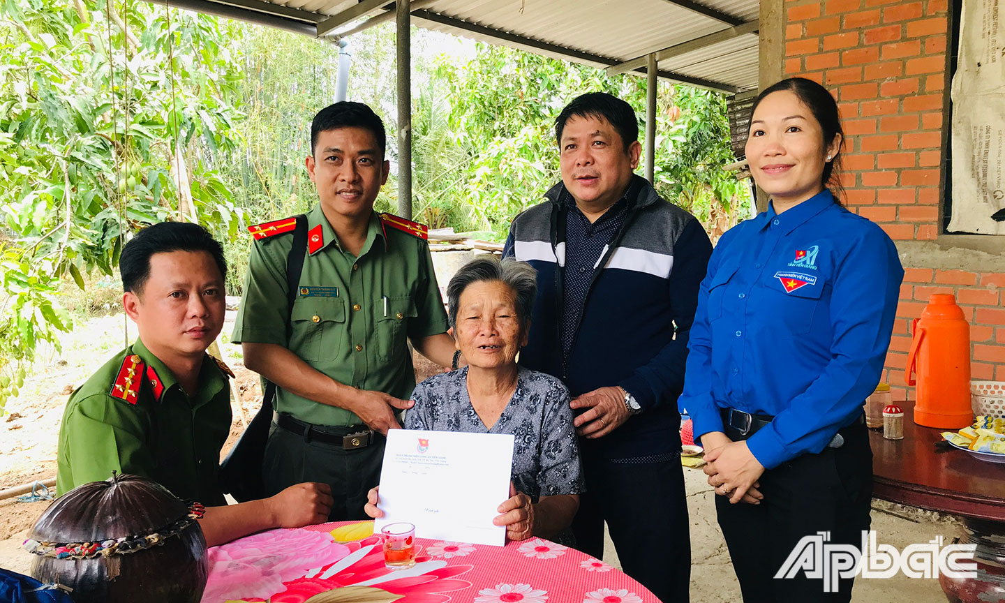 Chi hội Thầy thuốc trẻ huyện Tân Phước phối hợp tổ chức thăm hỏi, phát thuốc và tặng quà cho gia đình chính sách.