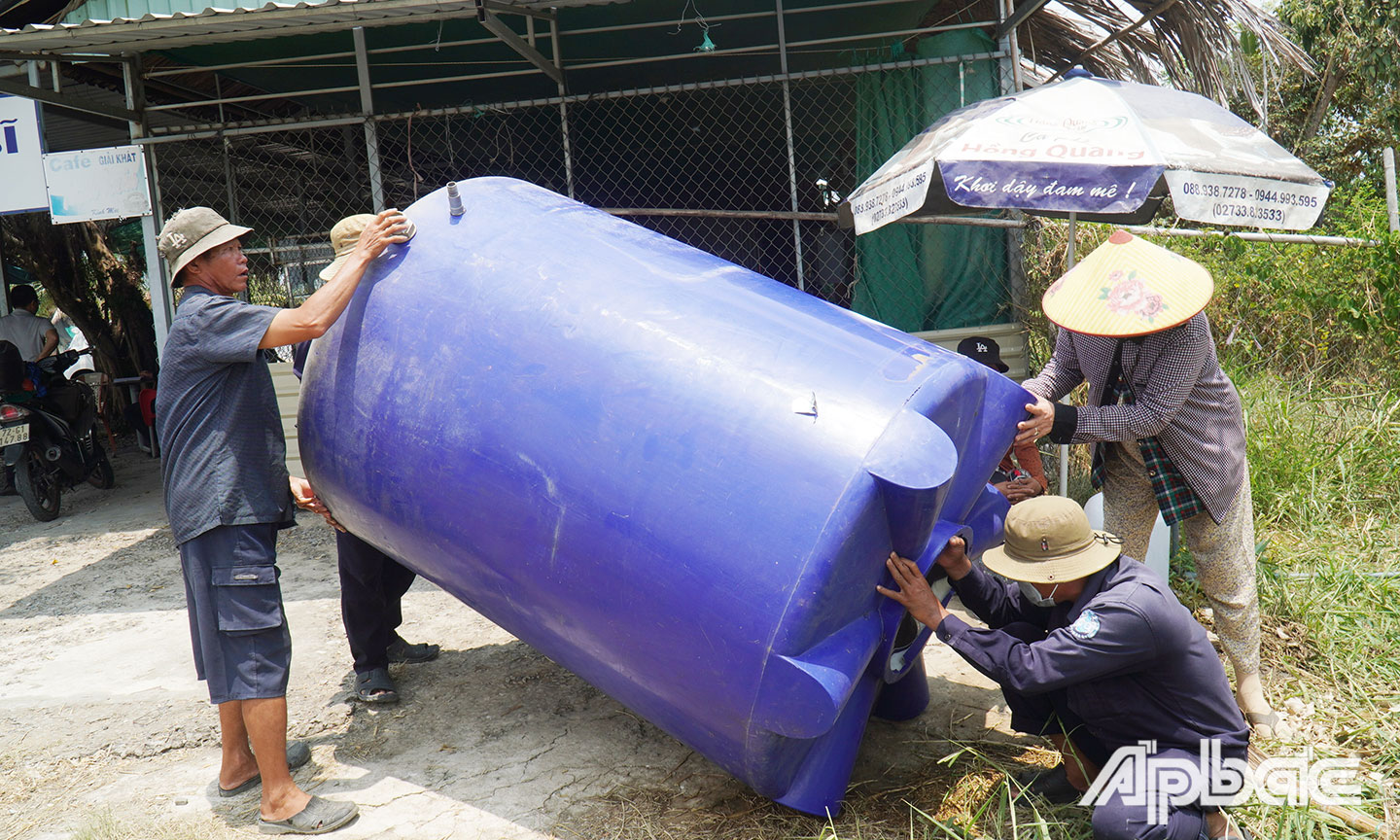 Ngoài việc mở các vòi nước công cộng, Công ty TNHH MTV  Cấp nước Tiền Giang còn chở nước sinh hoạt về các huyện  phía Đông cấp qua bồn chứa để người dân đến lấy miễn phí.  Đến nay, công ty đã tổ chức được 40 điểm cấp nước qua bồn chứa.