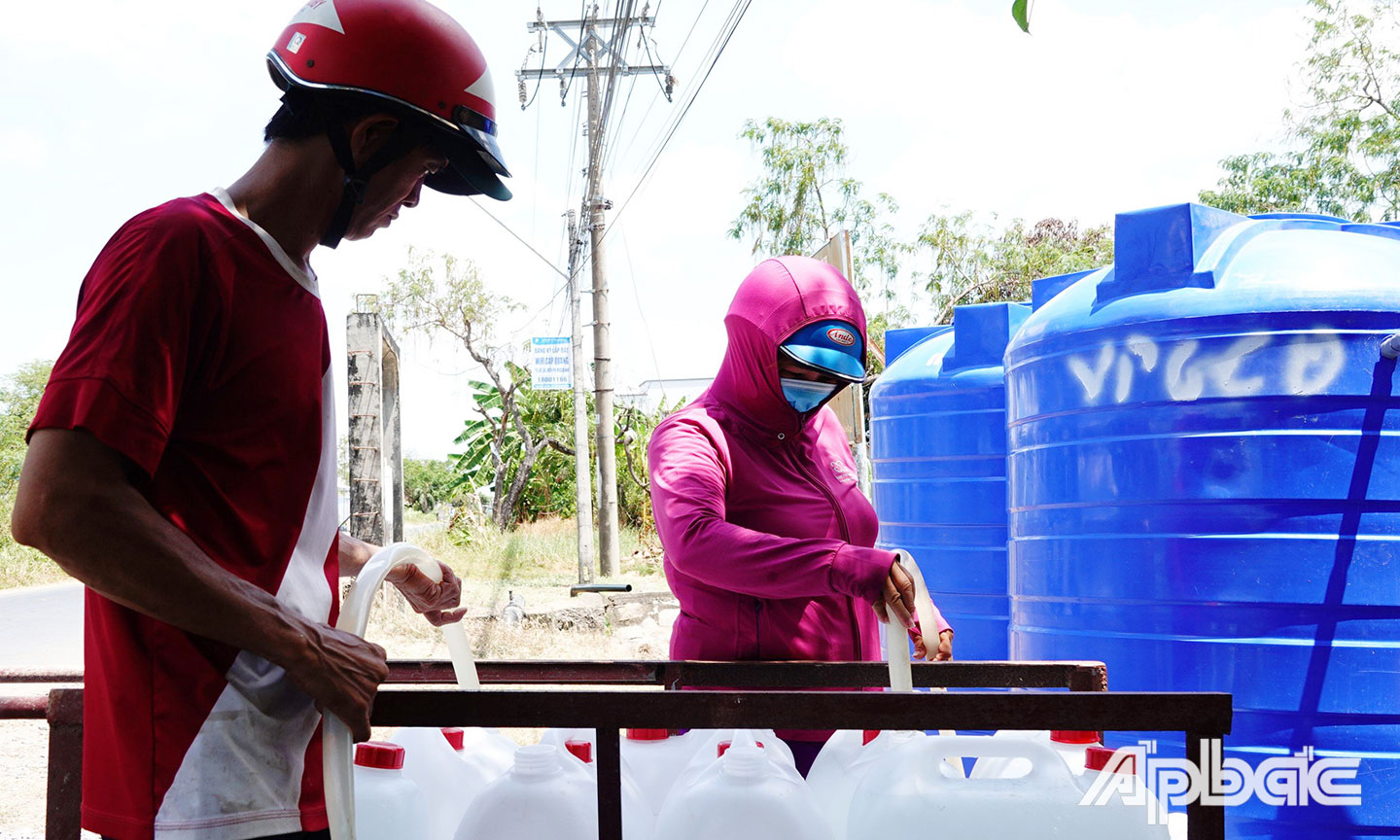 Người dân ở huyện Gò Công Đông đến lấy nước sinh hoạt tại các vòi nước công cộng và bồn chứa, nguồn nước miễn phí này đã giảm bớt khó khăn về nước sinh hoạt cho người dân.
