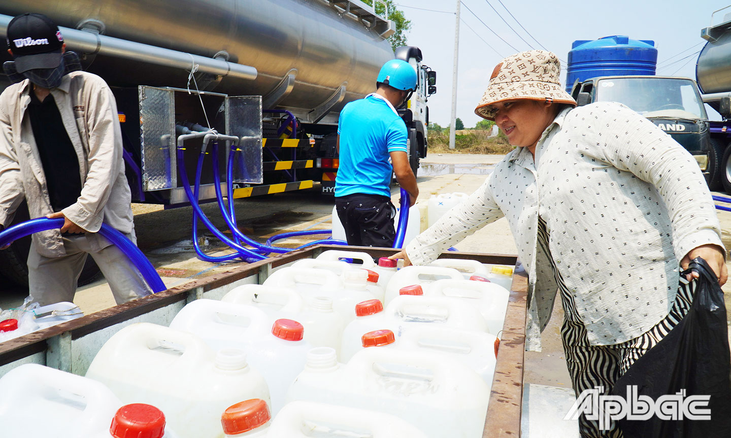 Khi hay tin xe chở nước từ thiện đến xã Gia Thuận, chị Nguyễn Thị Phương Hường, công nhân một xưởng may gia công trên địa bàn xã đã mang can nhựa đến lấy nước về cho gia đình và 6 chị em trong khu trọ sử dụng.
