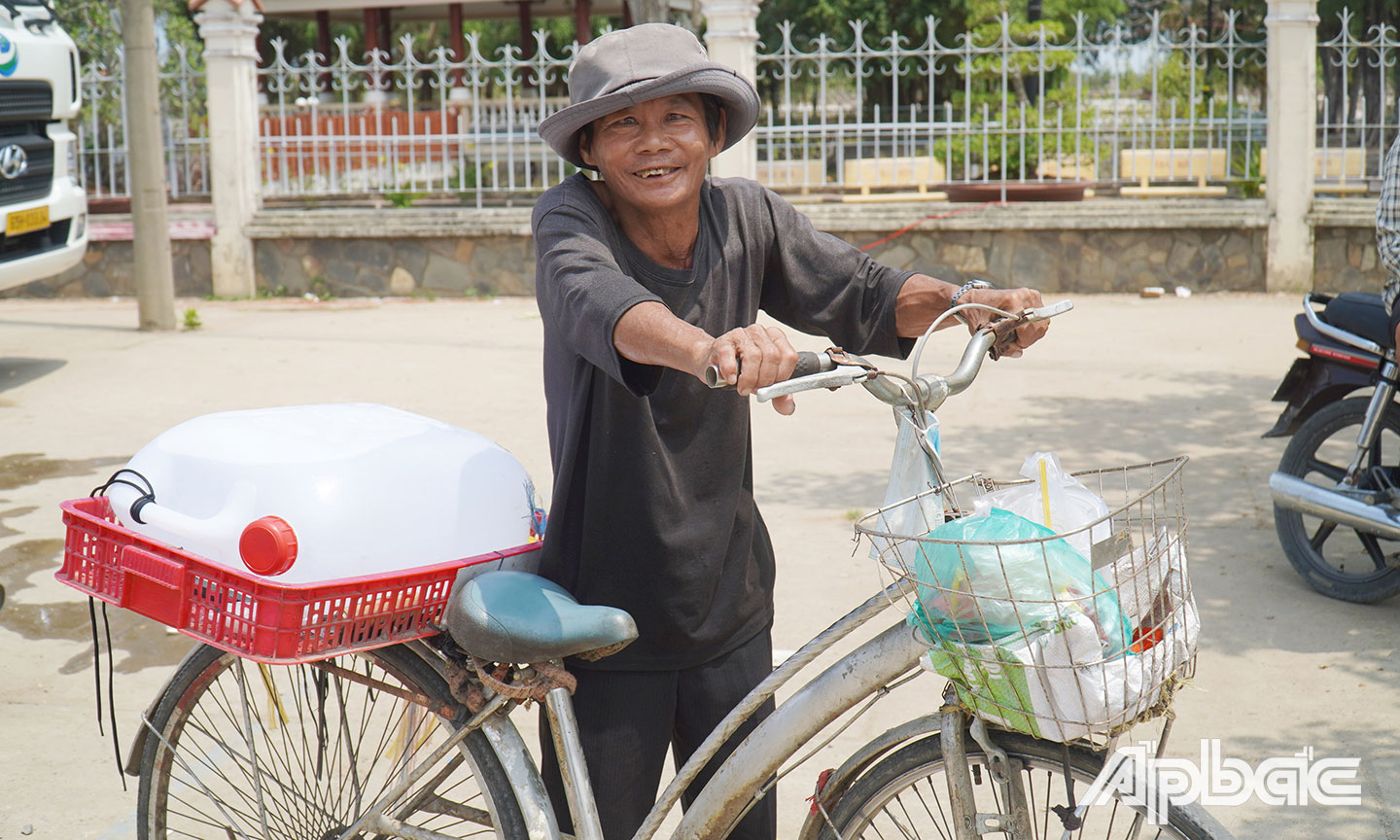 Gương mặt rạng rỡ của ông Nguyễn Văn Hải (50 tuổi, xã Gia Thuận) khi được hỗ trợ nước ngọt miễn phí.