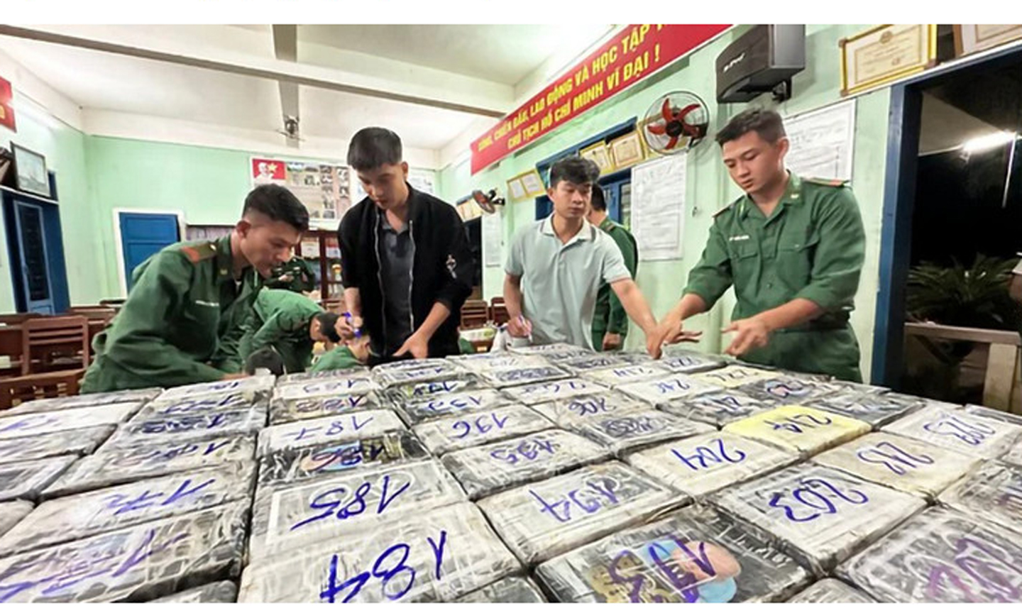 Lực lượng chức năng kiểm tra các gói nghi ma túy trôi dạt vào bờ biển gành Nước Nhỉ (Bình Sơn, Quảng Ngãi).