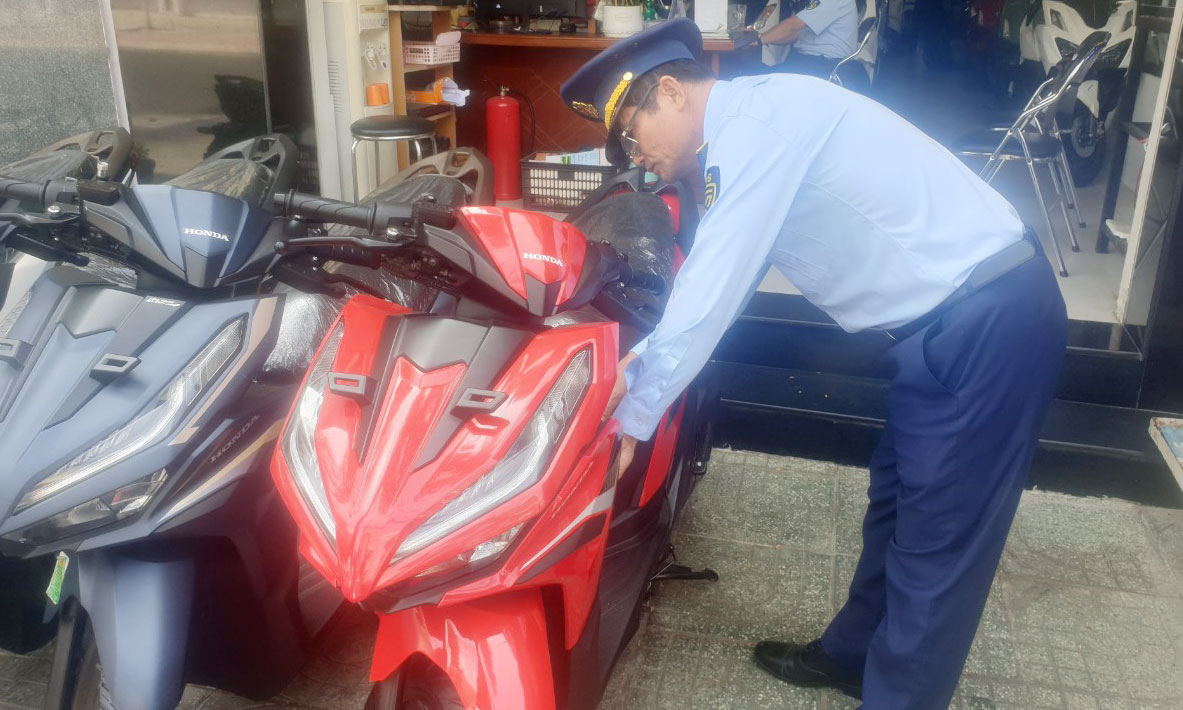 Lực lượng QLTT tỉnh Tiền Giang kiểm tra các công ty mua bán xe máy.