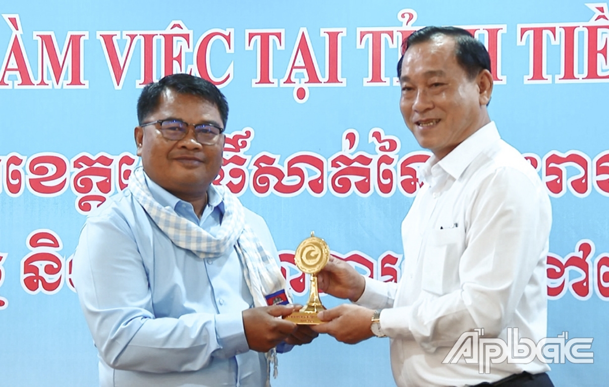 Đồng chí Nguyễn Văn Vĩnh tặng quà lưu niệm cho ngài Run Sary, Phó Tỉnh trưởng tỉnh Pursat.