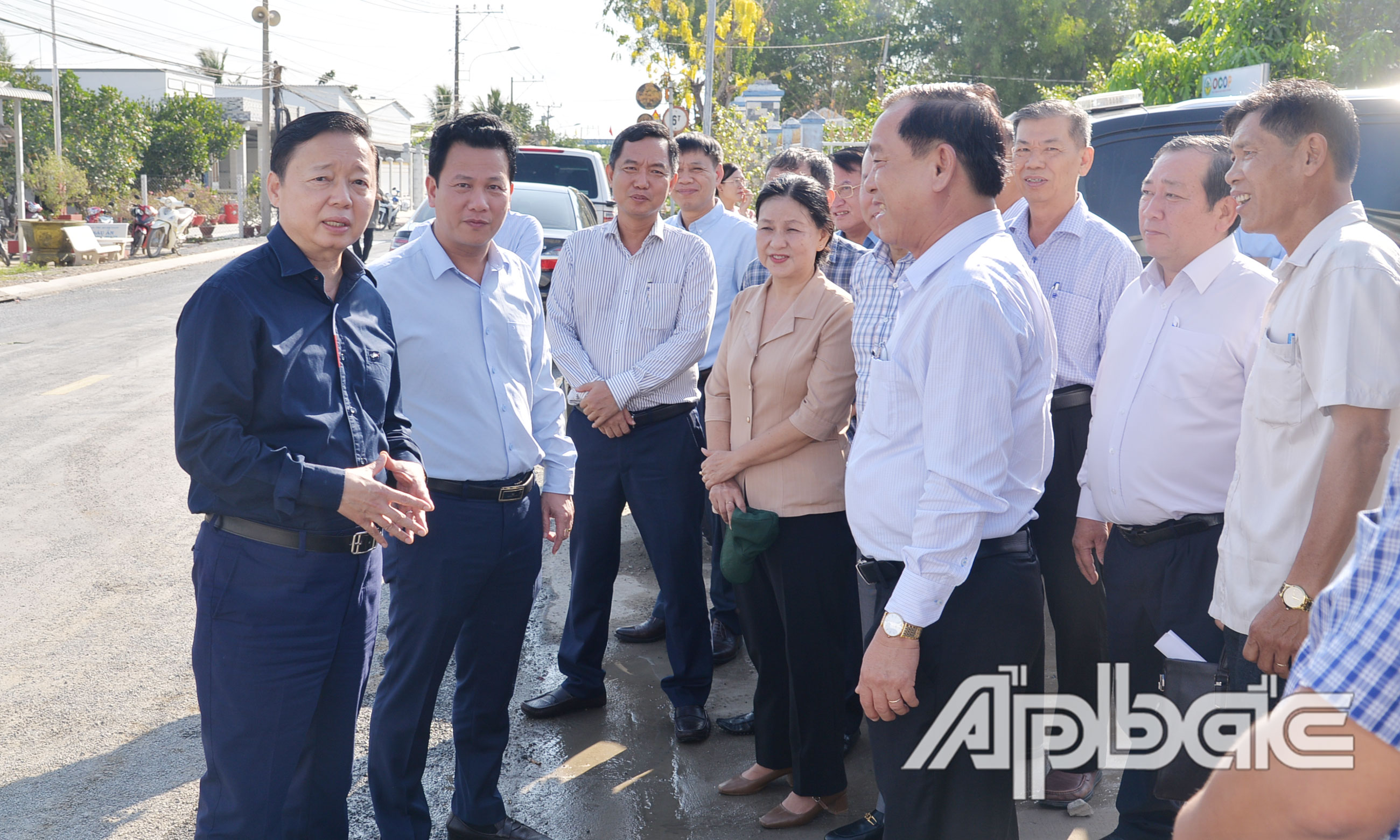 Phó Thủ tướng Chính phủ Trần Hồng Hà kiểm tra tình hình nước sinh hoạt tại xã Gia Thuận.