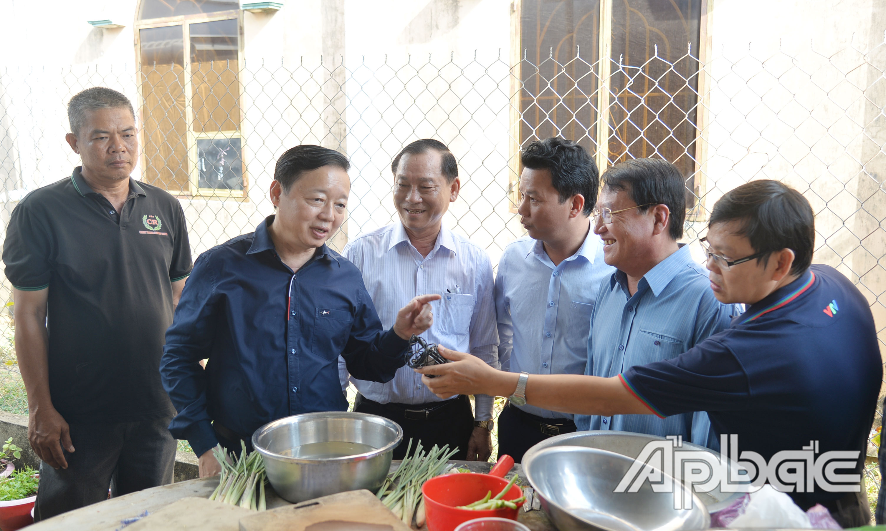 Phó Thủ tướng Chính phủ Trần Hồng Hà đến nhà các hộ dân tại xã Gia Thuận để tìm hiểu về tình hình nước sinh hoạt.