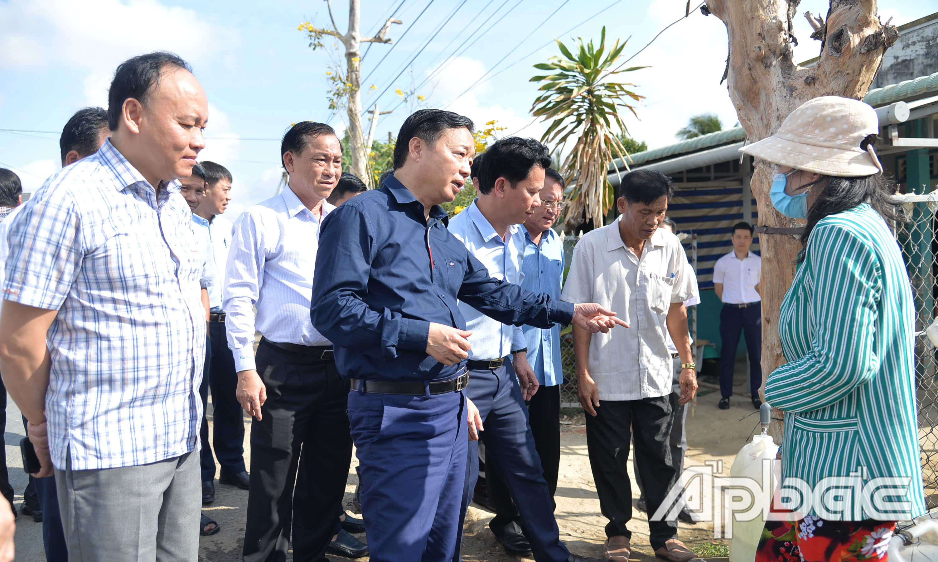 Phó Thủ tướng Chính phủ Trần Hồng Hà trao đổi với người dân đến lấy nước tại vòi công cộng ở xã Gia Thuận.