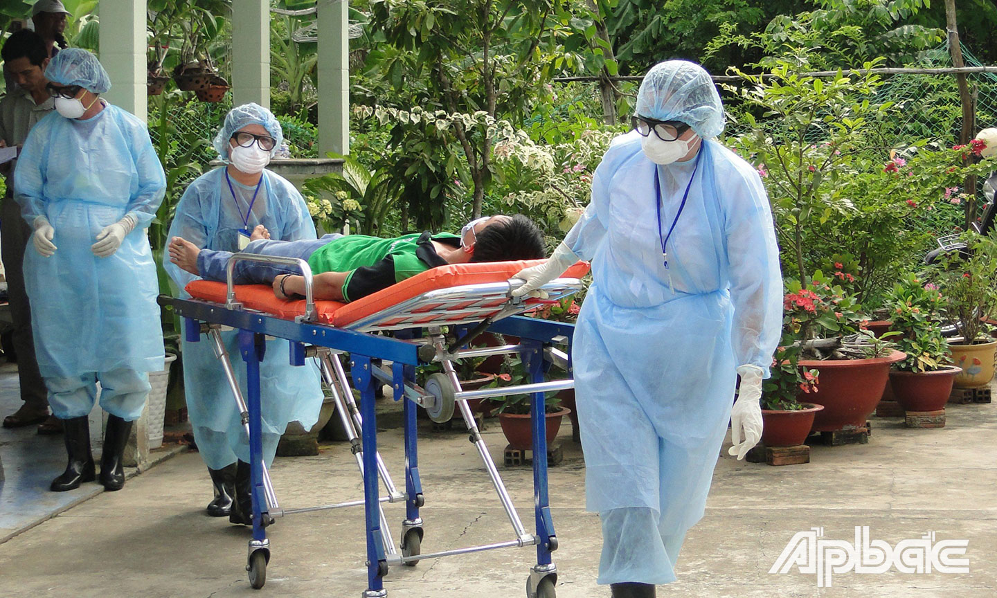 Ngành Y tế diễn tập phòng, chống dịch cúm gia cầm lây sang người tại thị xã Gò Công năm 2013(di chuyển người bệnh nghi nhiểm cúm gia cầm ra khỏi nhà)