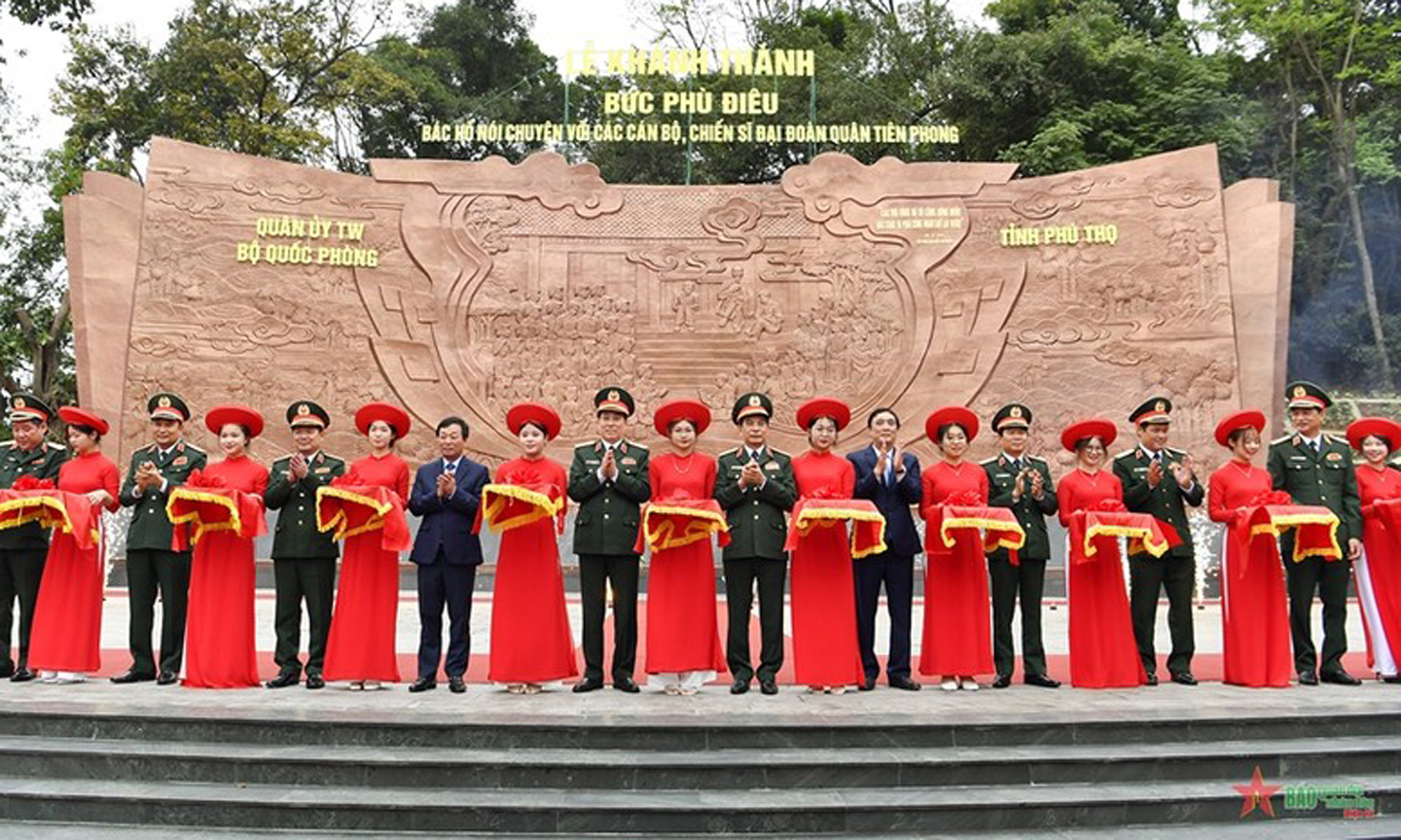 Bas-relief sculpture featuring President Ho and soldiers of 308 Infantry Division inaugurated in Phu Tho 