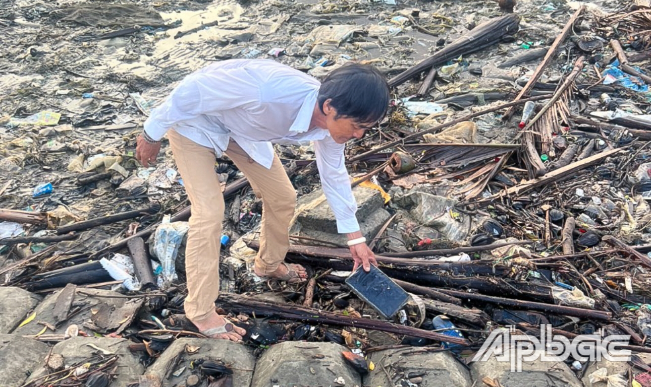 Ânh Nguyễn Văn Thảo phát hiện 1 gói nilon nghi là ma tuý gần khu vực Trạm Kiểm soát Biên phòng Vàm Láng