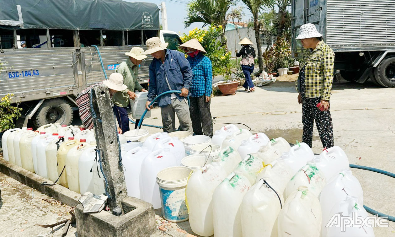 Khá đông người dân xã Tân Tây đến điểm hỗ trợ nước ngọt miễn phí để chở nước về nhà sử dụng.