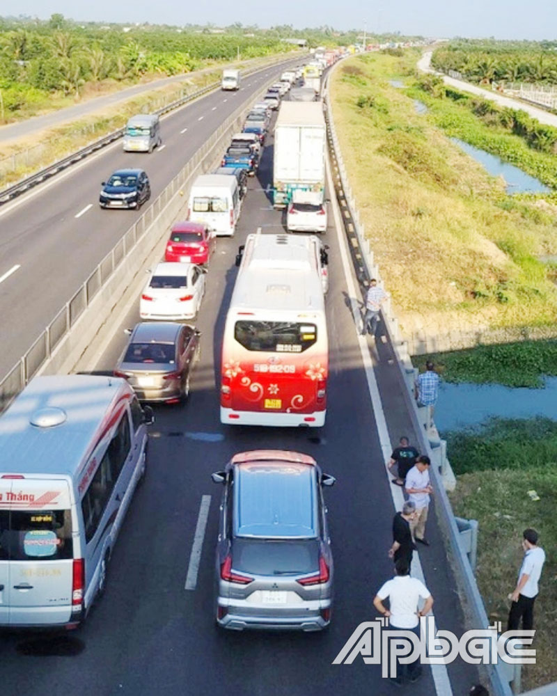 Tai nạn liên hoàn trên cao tốc Trung Lương - Mỹ Thuận khiến kẹt xe kéo dài. 	                                                                                              	                                                                                                                                                          Ảnh: KHẮC CƯỜNG