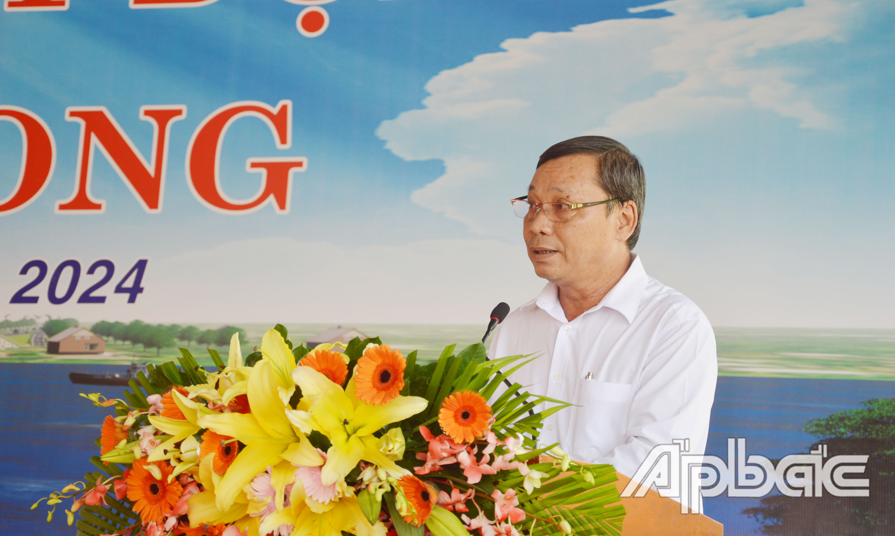 Giám đốc Ban Quản lý dự án đầu tư xây dựng công trình giao thông tỉnh Tiền Giang Trần Minh Trung báo cáo Dự án cầu Tân Phong.
