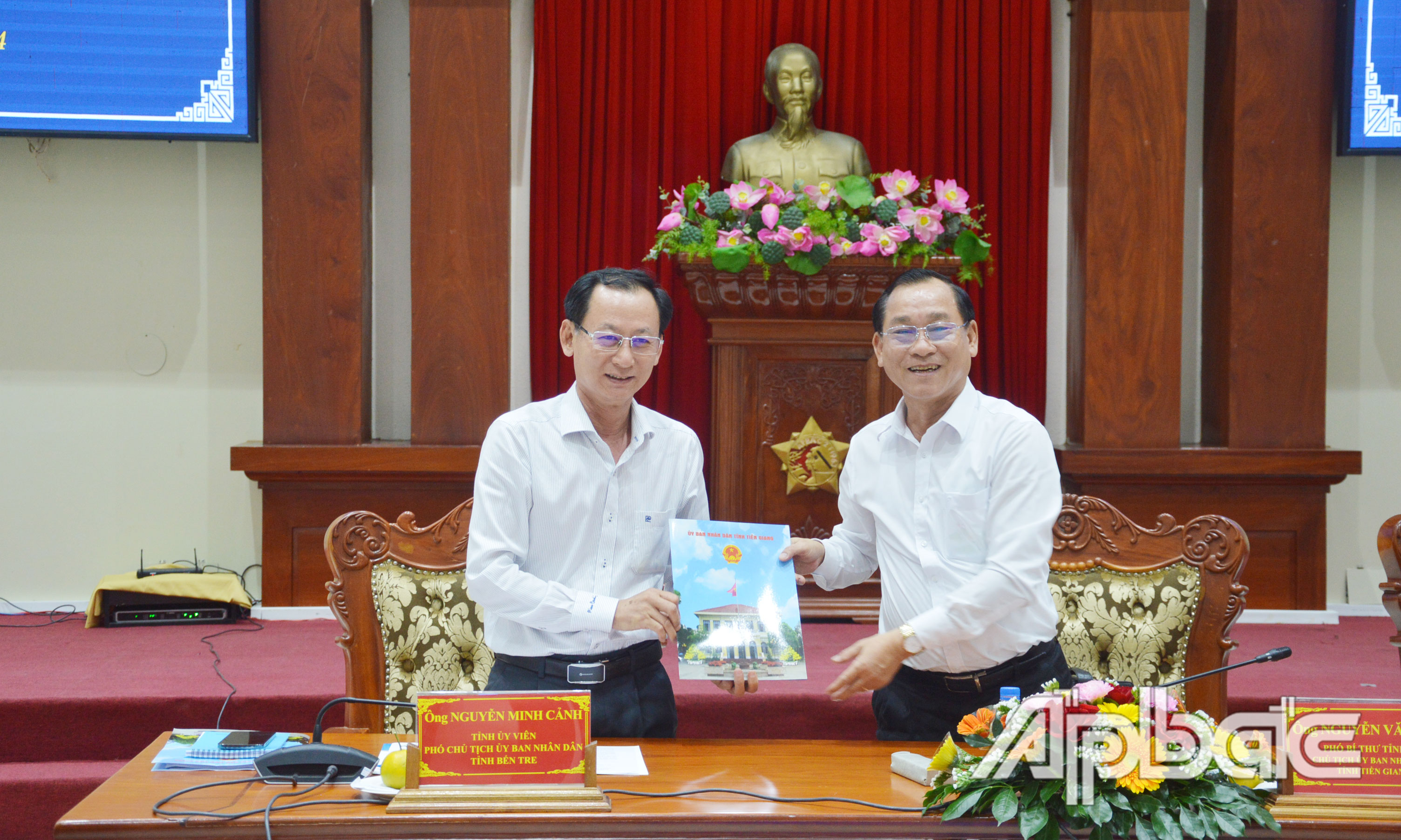 Ký kết biên bản chuyển giao Trưởng Ban điều hành Đề án liên kết Tiểu vùng từ tỉnh Tiền Giang sang tỉnh Bến Tre.