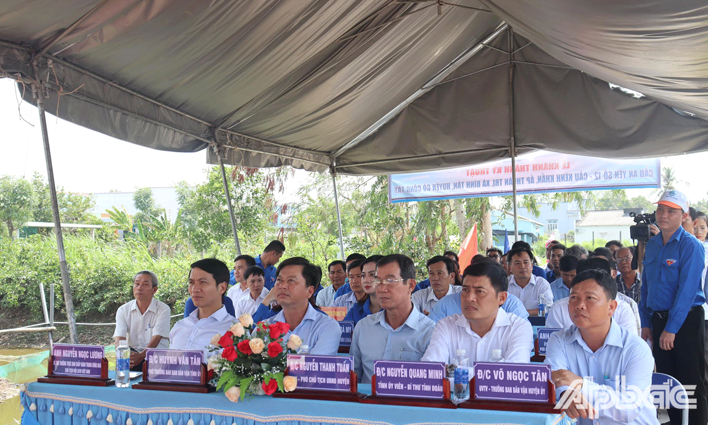Đại biểu tham dự buổi lễ Lễ Khánh thành cầu An Yên số 12 - Cầu Kênh Khẩn (tại ấp Thuận Trị, xã Bình Tân, huyện Gò Công Tây). 