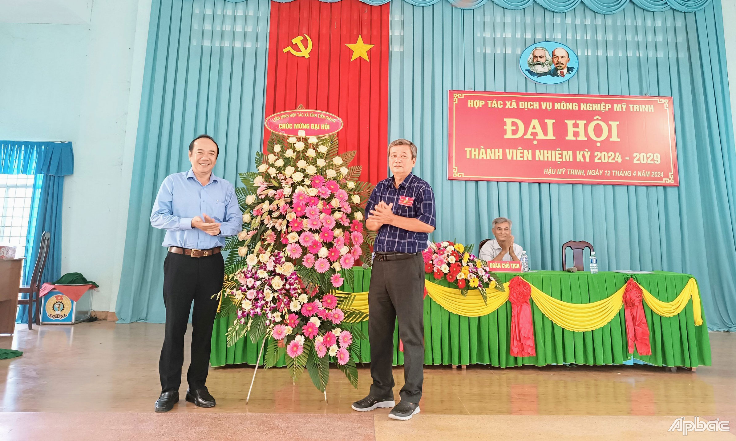Đồng chí Lê Minh Khánh tặng hoa chúc mừng đại hội.