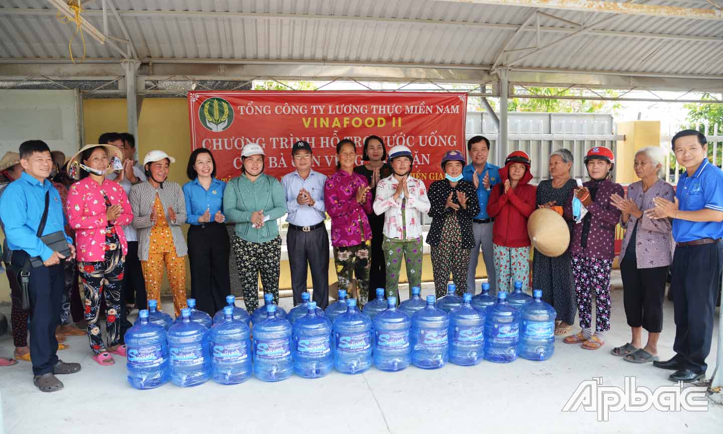 Chương trình đến tặng nước uống miễn phí cho người dân ở xã Tân Thạnh, huyện Tân Phú Đông,