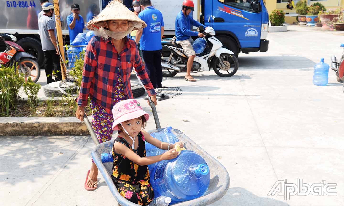 Người dân xã Tân Thạnh, huyện Tân Phú Đông vận chuyển nước uống miễn phí về nhà. 