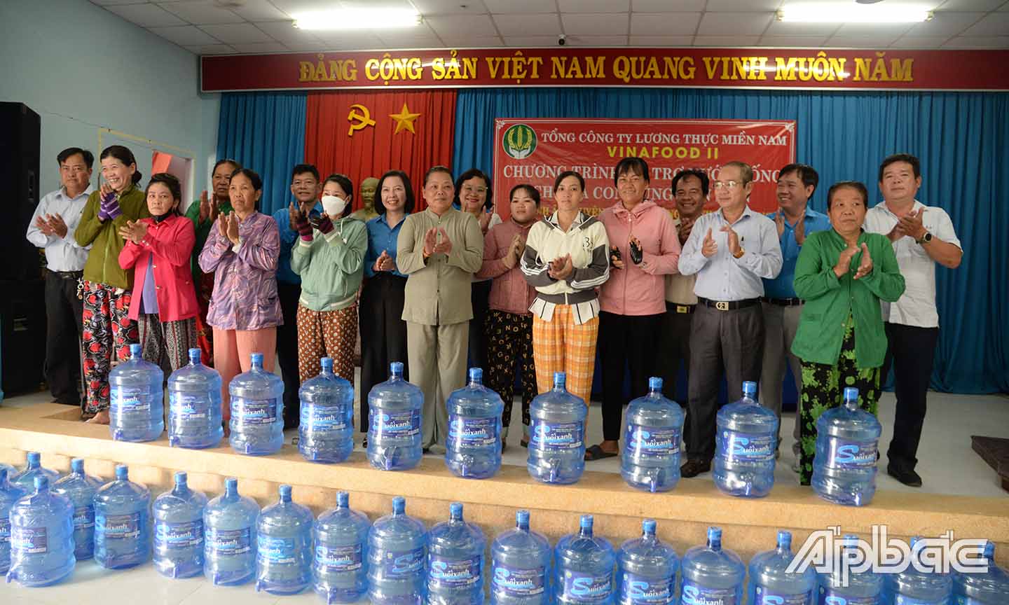 Chương trình đến tặng nước miễn phí cho người dân ở xã Bình Ân, huyện Gò Công Đông.