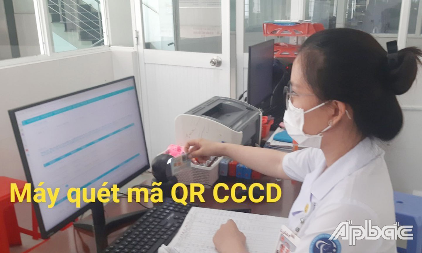  Nhân viên  y tế quét mã QR CCCD gắn chíp để ghi nhận thông tin bệnh nhân