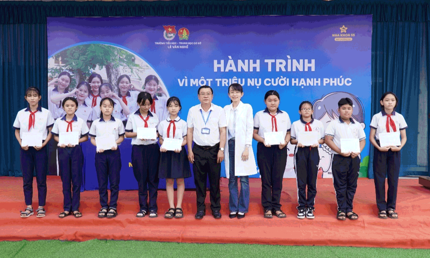 Tặng quà học bổng cho các em học sinh tại điểm Trường TH-THCS Lê Văn Nghề.