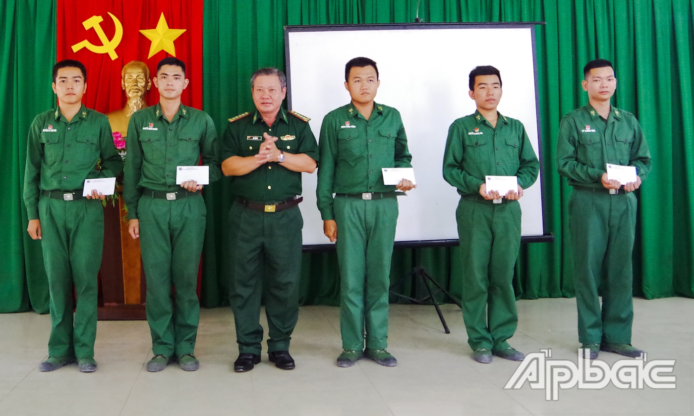 Đại tá Bùi Văn Vũ, Chính ủy Bộ Chỉ huy BĐBP Tiền Giang tặng quà cho các chiến sĩ mới. 