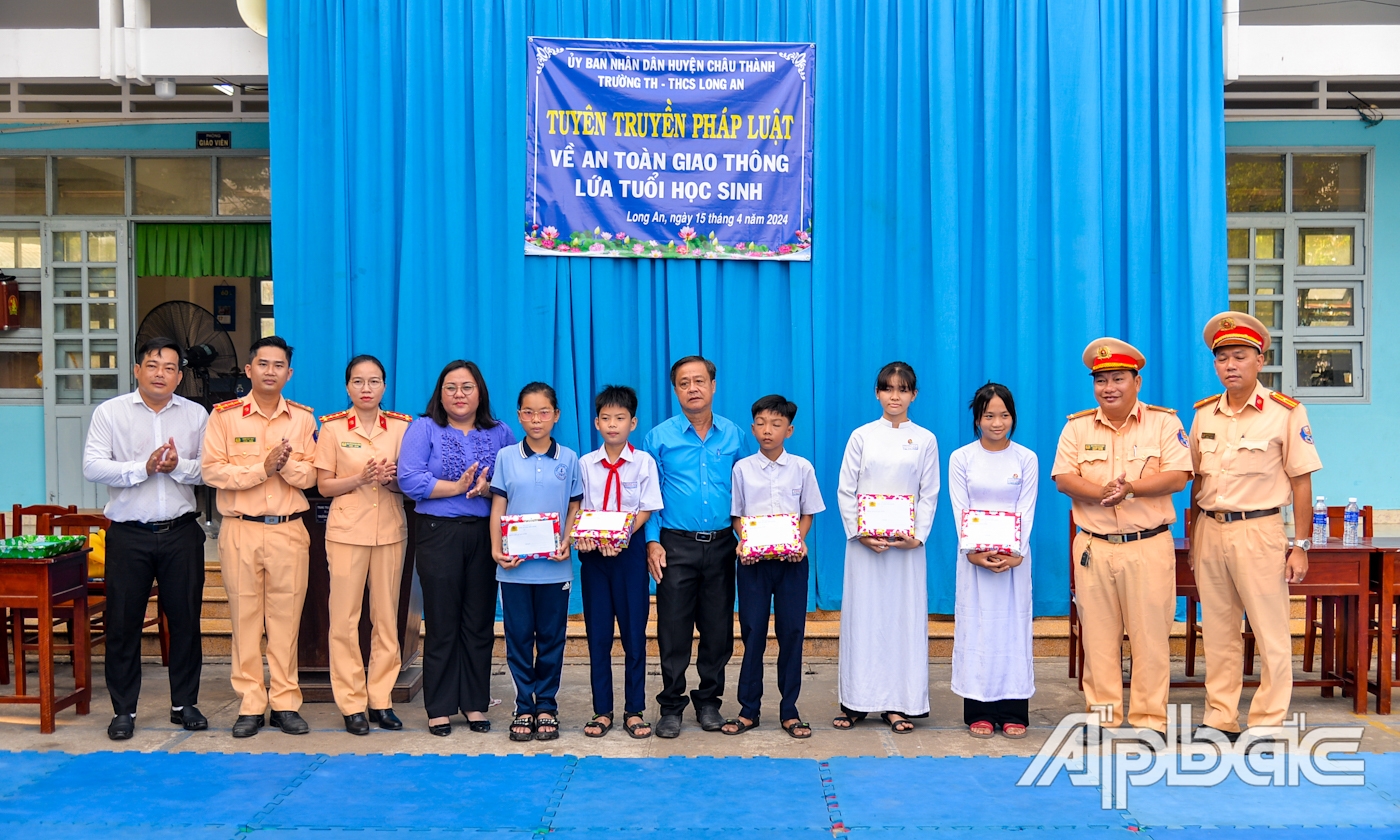Phòng Cảnh sát giao thông - Công an tỉnh Tiền Giang tặng 5 suất học bổng cho học sinh có hoàn cảnh khó khăn.