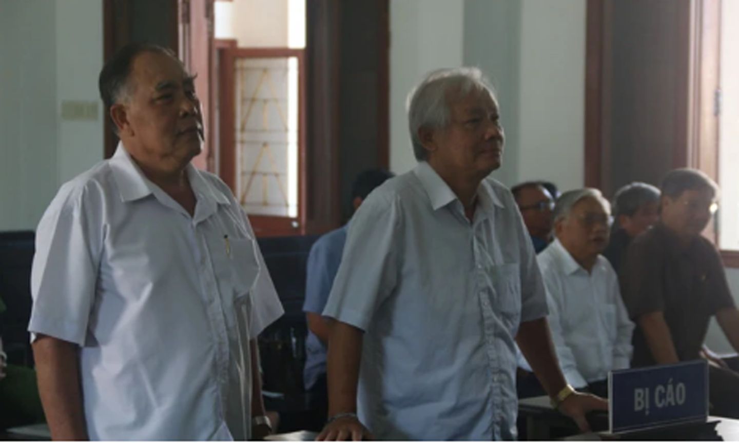 Ông Đỗ Duy Vinh và Phạm Đình Cự tại phiên tòa sáng 15-4.