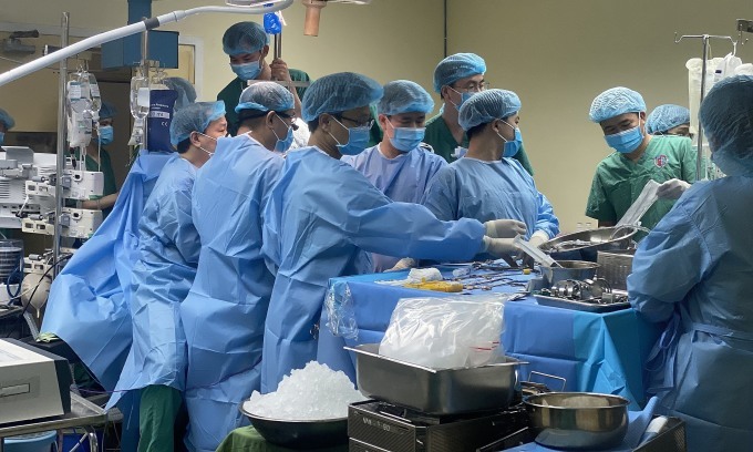 Các bác sĩ tiến hành lấy tạng của bệnh nhân chết não ở Quảng Ninh. Ảnh:Bệnh viện cung cấp