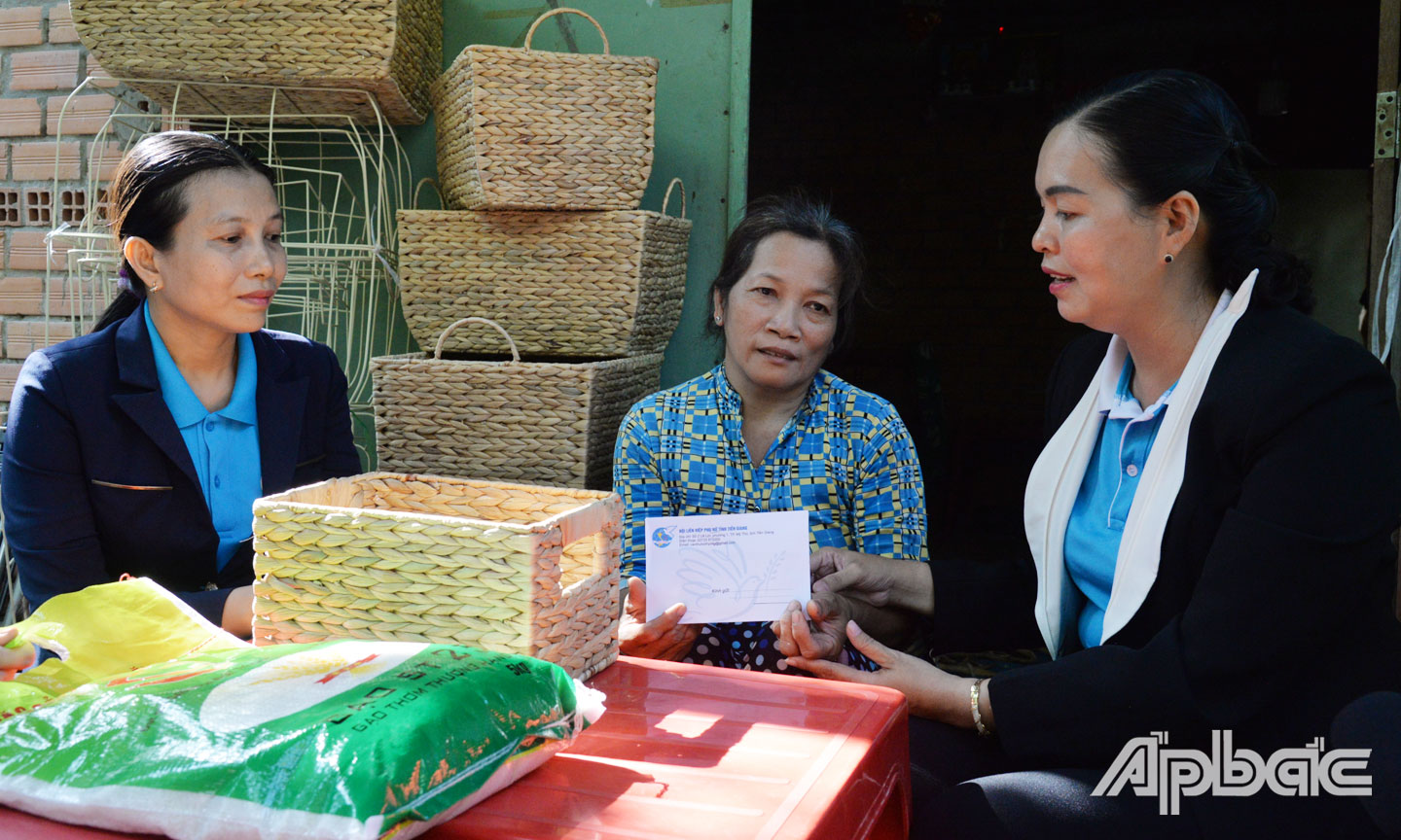 Đồng chí Nguyễn Thị Kim Phượng thăm hỏi, tặng quà phụ nữ khuyết tật (1)