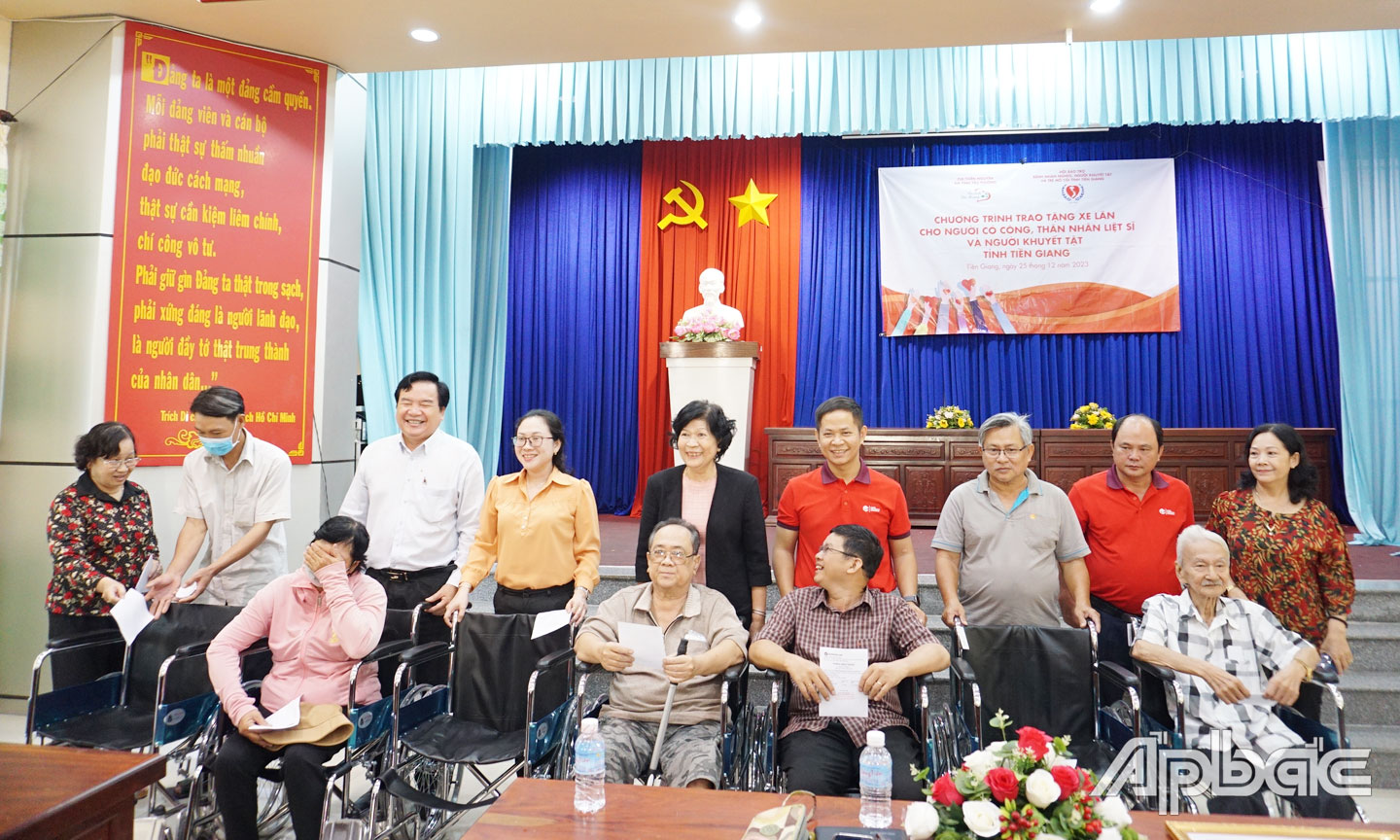 Hội Bảo trợ tỉnh trao tặng xe lăn cho NKT trên địa bàn tỉnh. 
