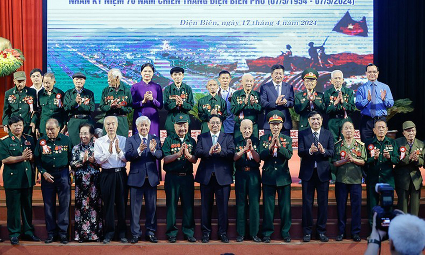 Prime Minister Pham Minh Chinh meets veteran soldiers, young volunteers and frontline workers who directly participated in the Dien Bien Phu Campaign in 1954 (Photo: VGP)