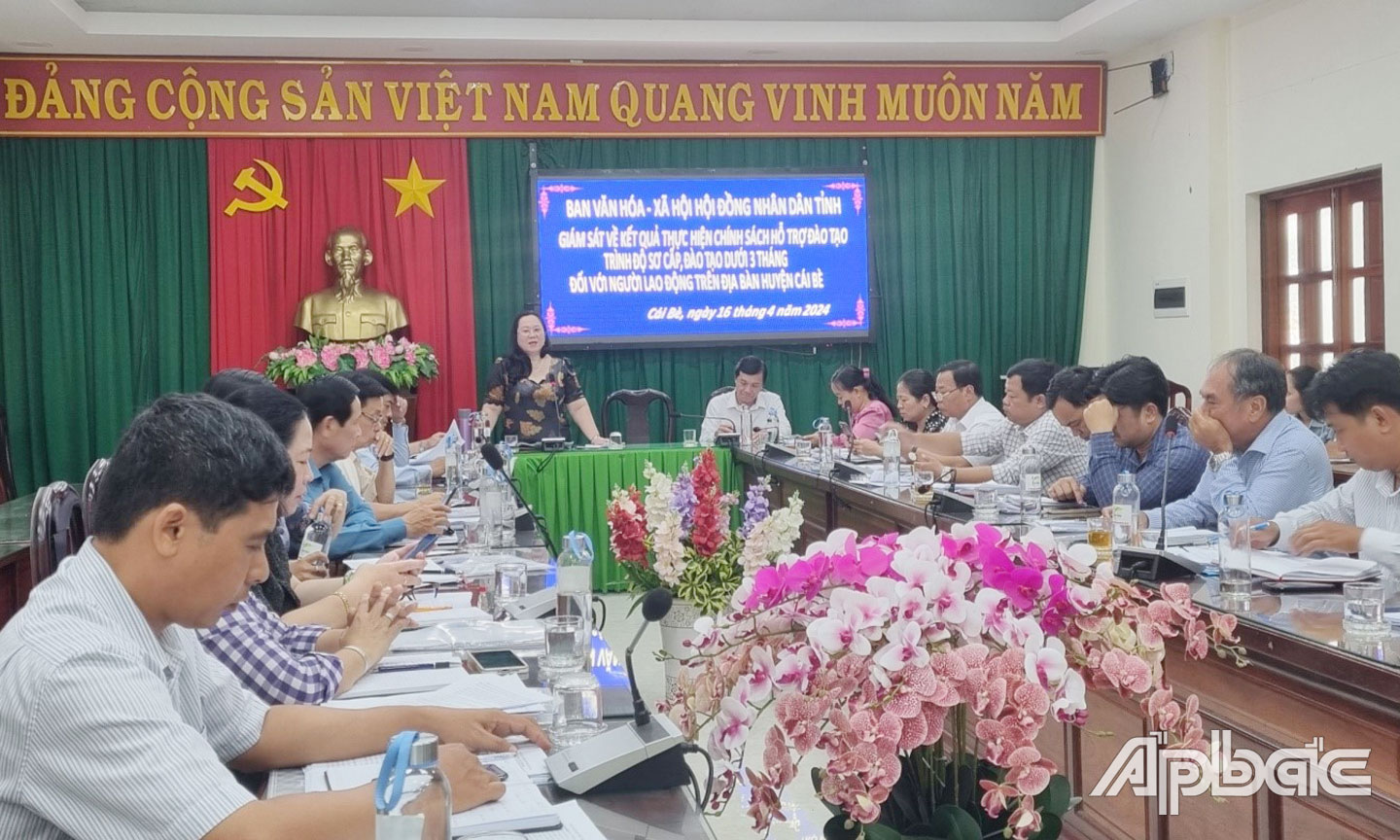 Bà Nguyễn Thị Tuyết Vân, Trưởng ban Ban VH-XH HĐND tỉnh, Trưởng đoàn giám sát phát biểu tại buổi làm việc với UBND huyện Cái Bè