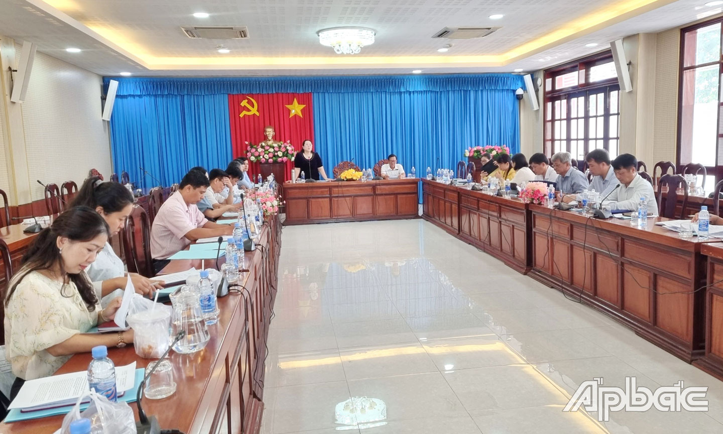 Quang cảnh Đoàn giám sát làm việc với UBND huyện Cai Lậy