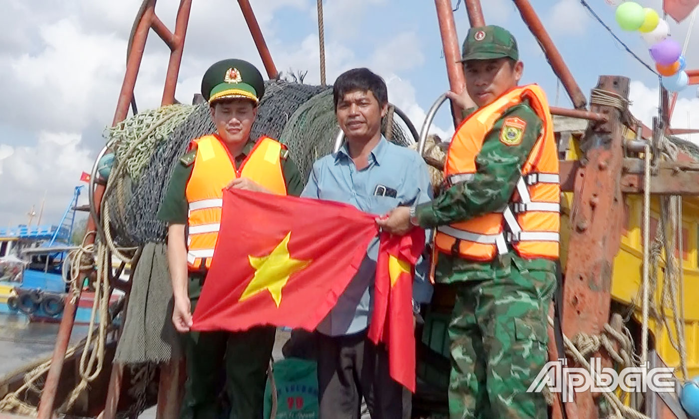 Các tổ công tác của BĐBP Tiền Giang tuyên truyền các quy định của pháp luật về chống khai thác IUU và tặng cờ Tổ quốc cho chủ phương tiện. 