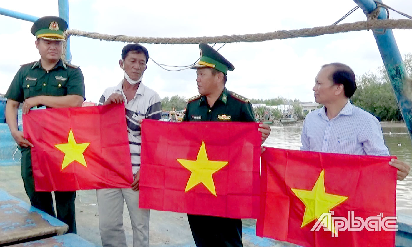 Thượng tá Trương Thành Tiến, Phó Chỉ huy trưởng kiêm Tham mưu trưởng BĐBP Tiền Giang và đại diện Công ty Xăng dầu Tiền Giang tặng cơ Tổ quốc cho chủ phương tiện. 