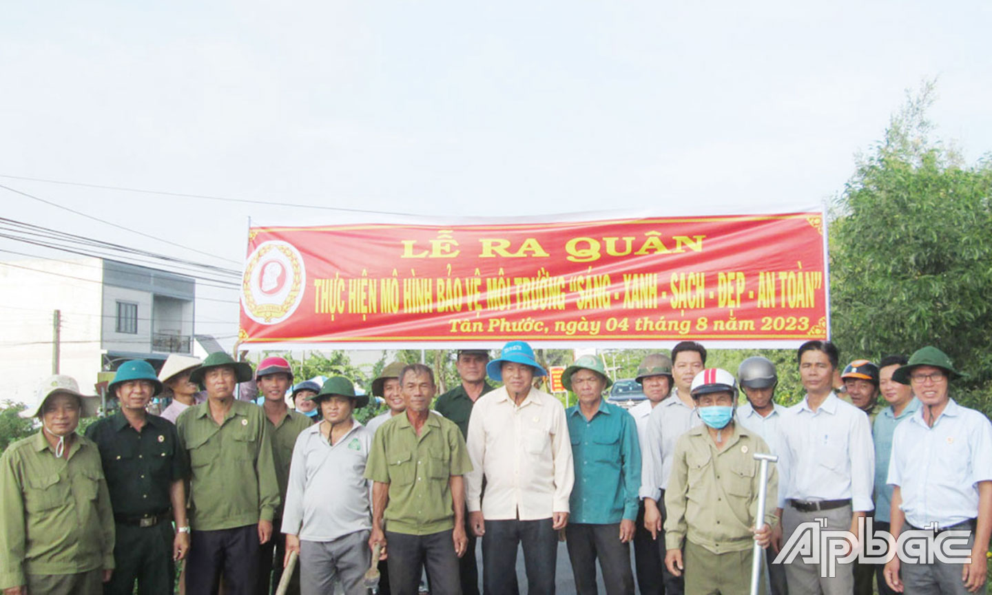 Hội CCB huyện Tân Phước ra quân thực hiện các công trình bảo vệ môi trường, góp phần  xây dựng NTM.