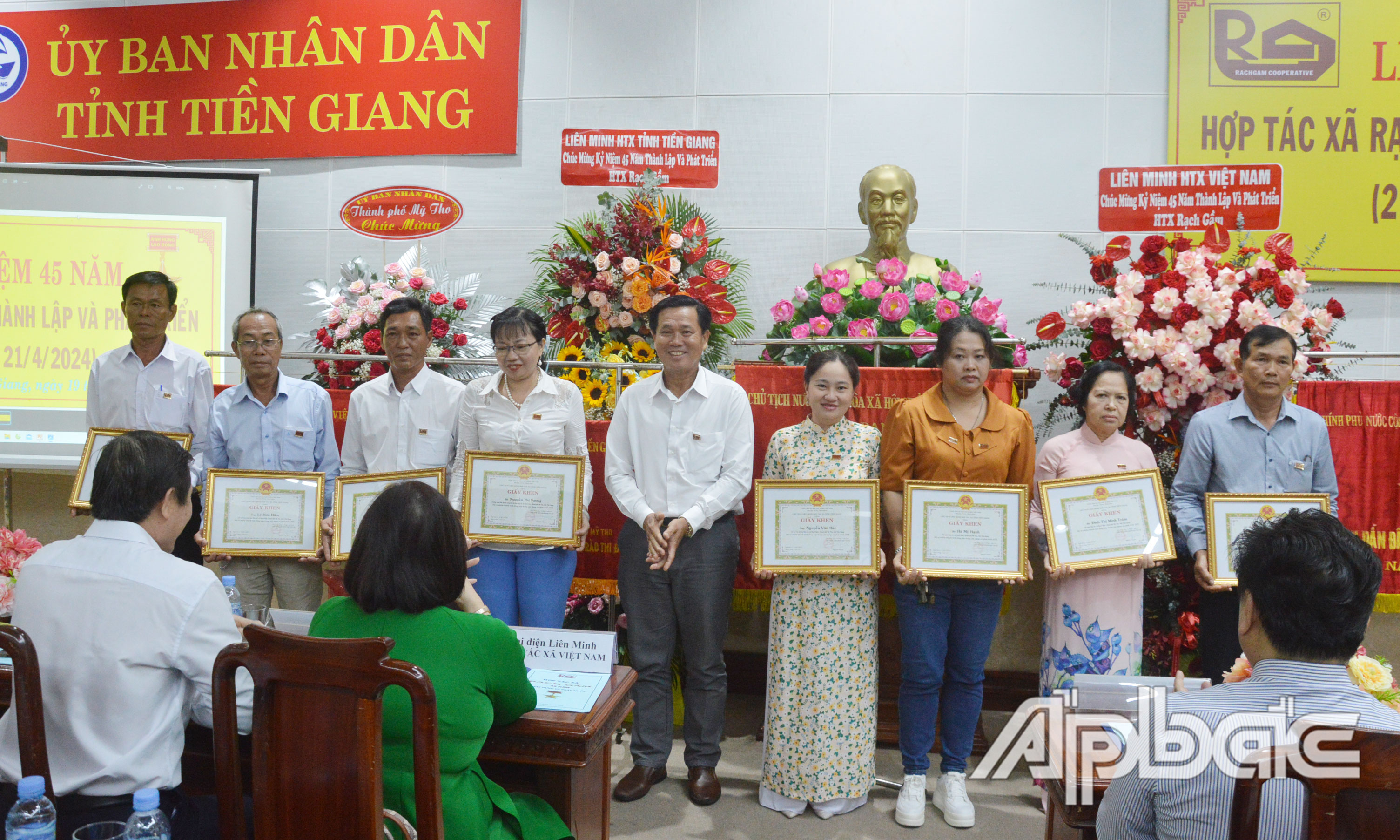  Liên minh HTX tỉnh Tiền Giang tặng Giấy khen cho 8 cá nhân.