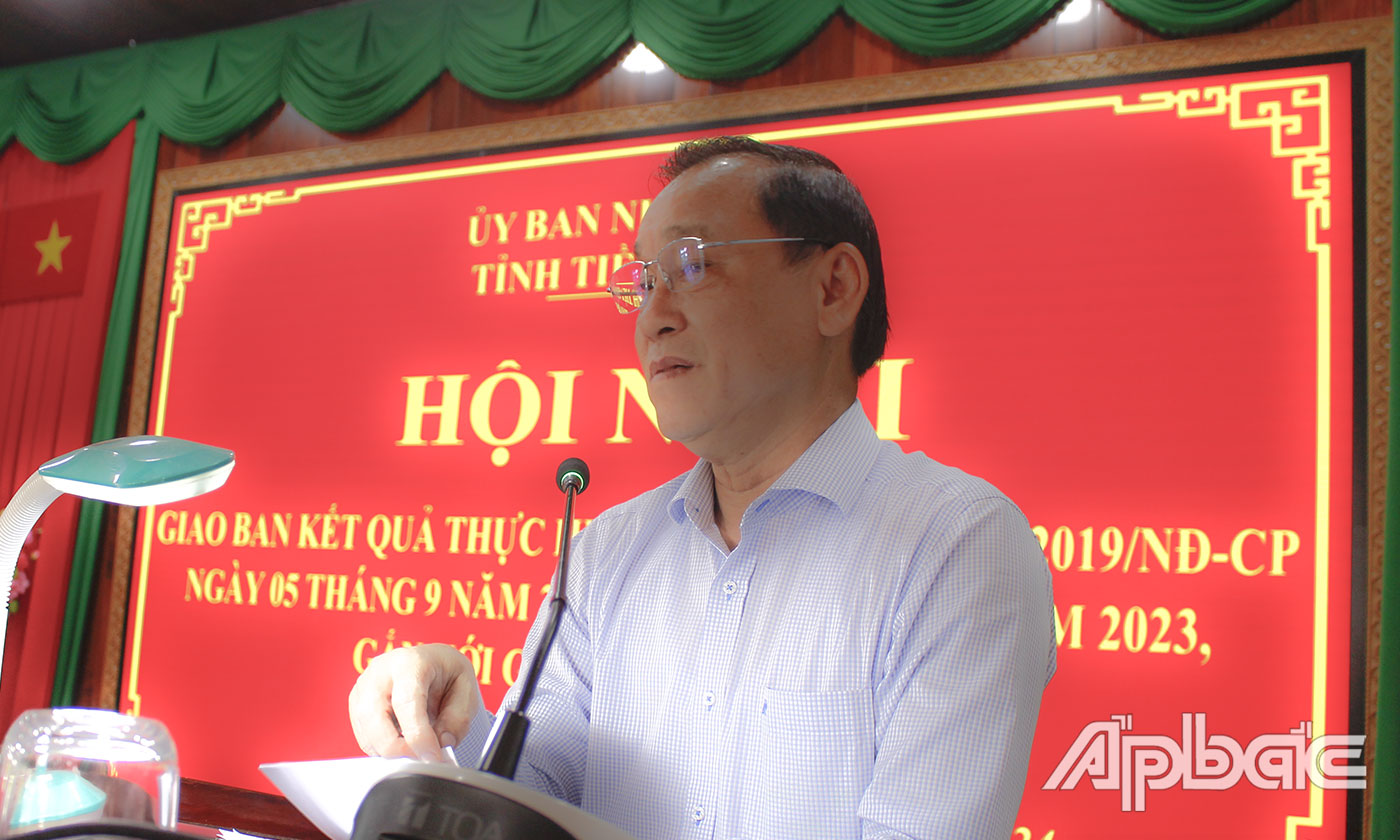 Chủ tịch UBND tỉnh Nguyễn Văn Vĩnh trao Bằng khen cho các cá nhân có thành tích xuất sắc được nhận Bằng khen của Chủ tịch UBND tỉnh trong thực hiện Chuyên đề thi đua “Nông dân sản xuất, kinh doanh giỏi” năm 2023.