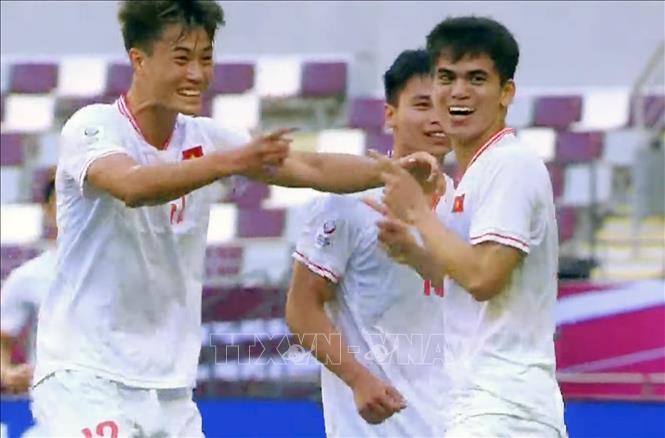 Niềm vui của các cầu thủ U23 Việt Nam sau khi Khuất Văn Khang (18) ghi siêu phẩm vào lưới U23 Malaysia. Ảnh: TTXVN phát