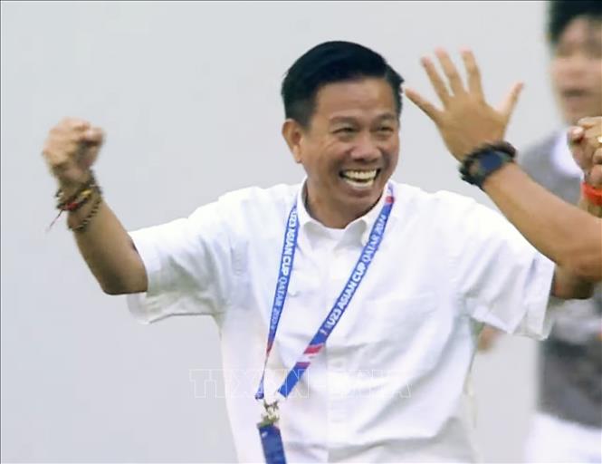 Niềm vui của huấn luyện viên Hoàng Anh Tuấn. Ảnh: TTXVN phát